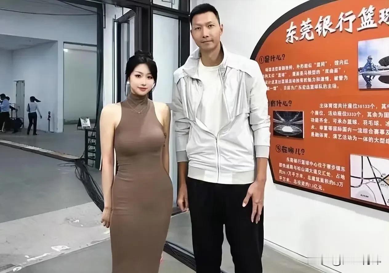 一觉起来，易建联上了头条。这位已经退役的篮球巨星，被人爆料塌房了。
不仅非法和女