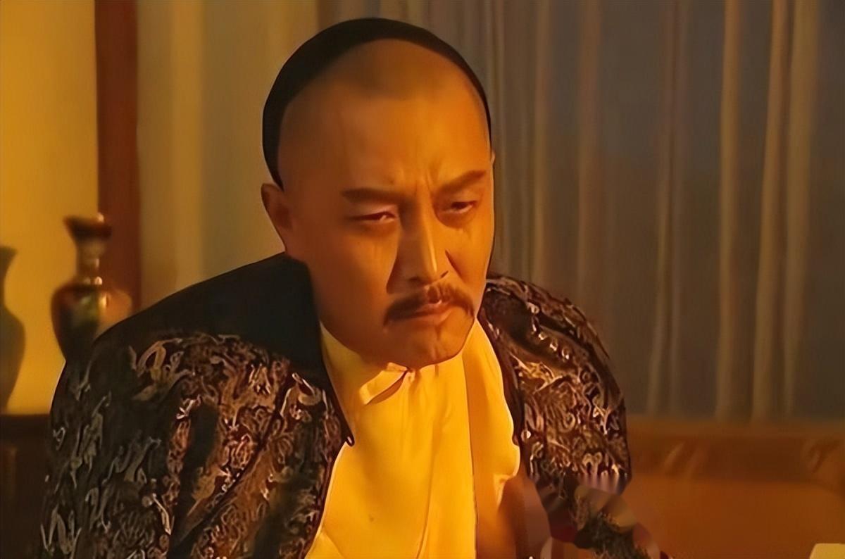 1735年农历八月二十三日后半夜，58岁的雍正皇帝刚咽气，大臣们却顾不上哭，手忙