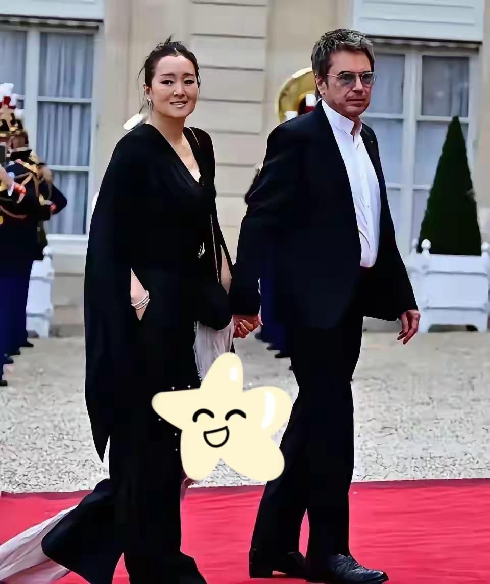 这两个人是谁啊？有人认识吗？