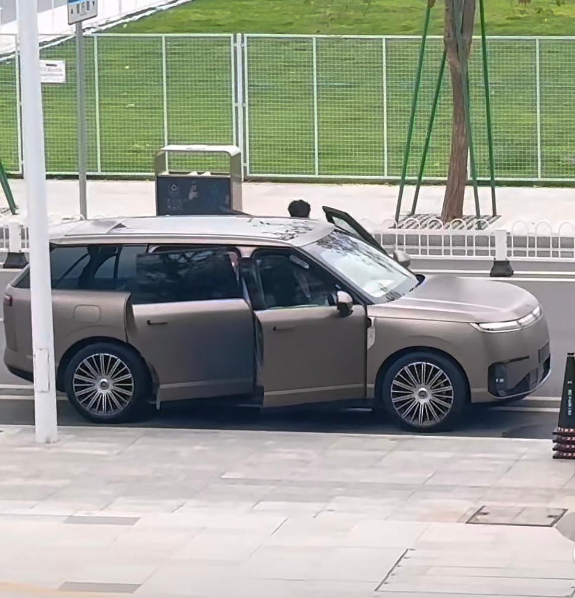 小鹏 GX 不愧是小鹏的 SUV 大 旗舰，在最新的视频中看到用上四电动门了，搭