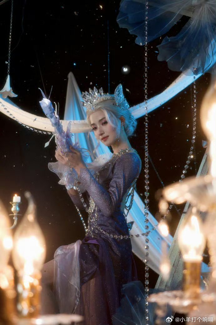 我拍的卢昱晓 为了拍这组“神装”，我在游戏里找了半天角度。说实话，这裙子上的光效