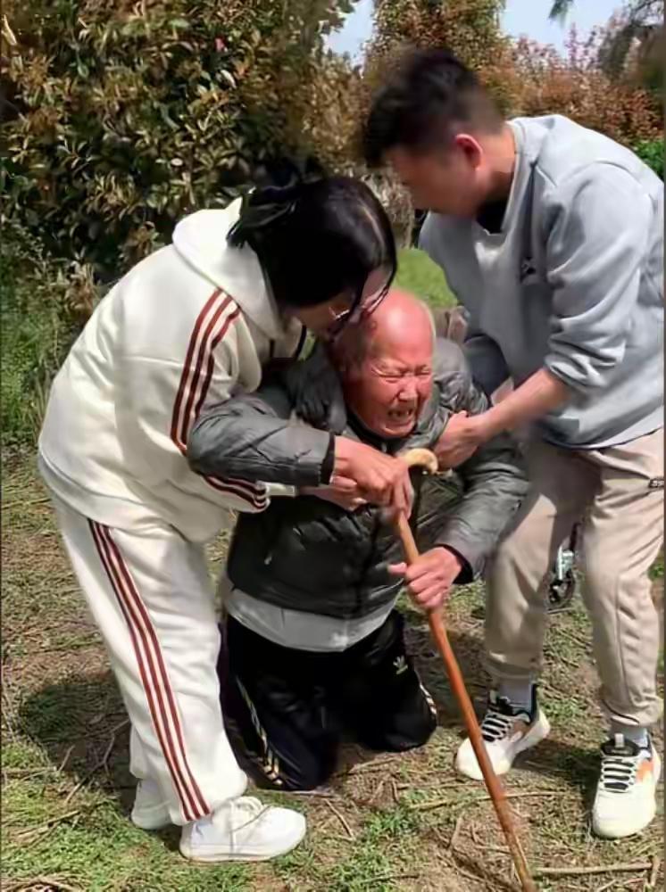 九旬爷爷深夜求拥抱，90后孙媳的举动，戳中千万人软肋
 （个人观点仅供参考，无任