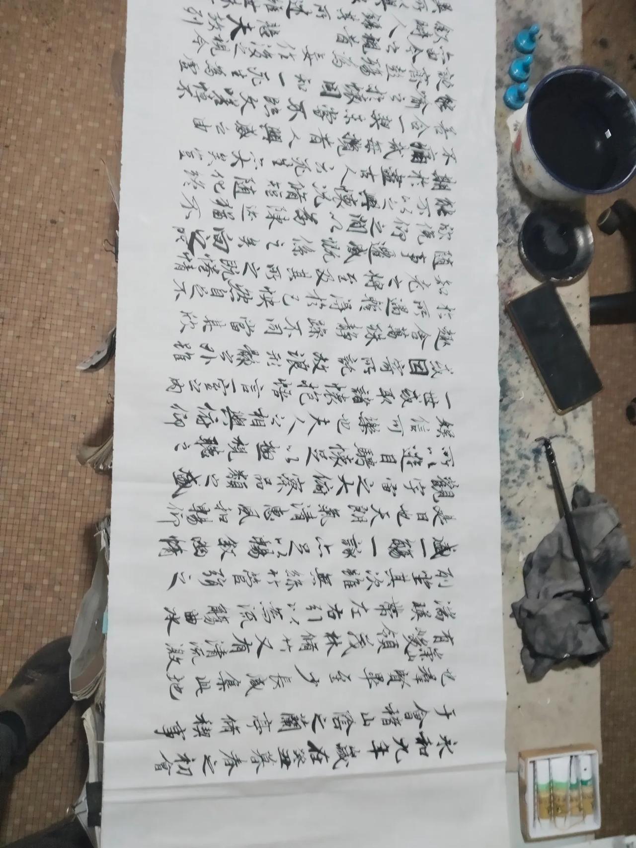 过去大灾大旱年，善人或机构路边儿放粥，也是有讲究的，为了避免不饿的人也占便宜，在