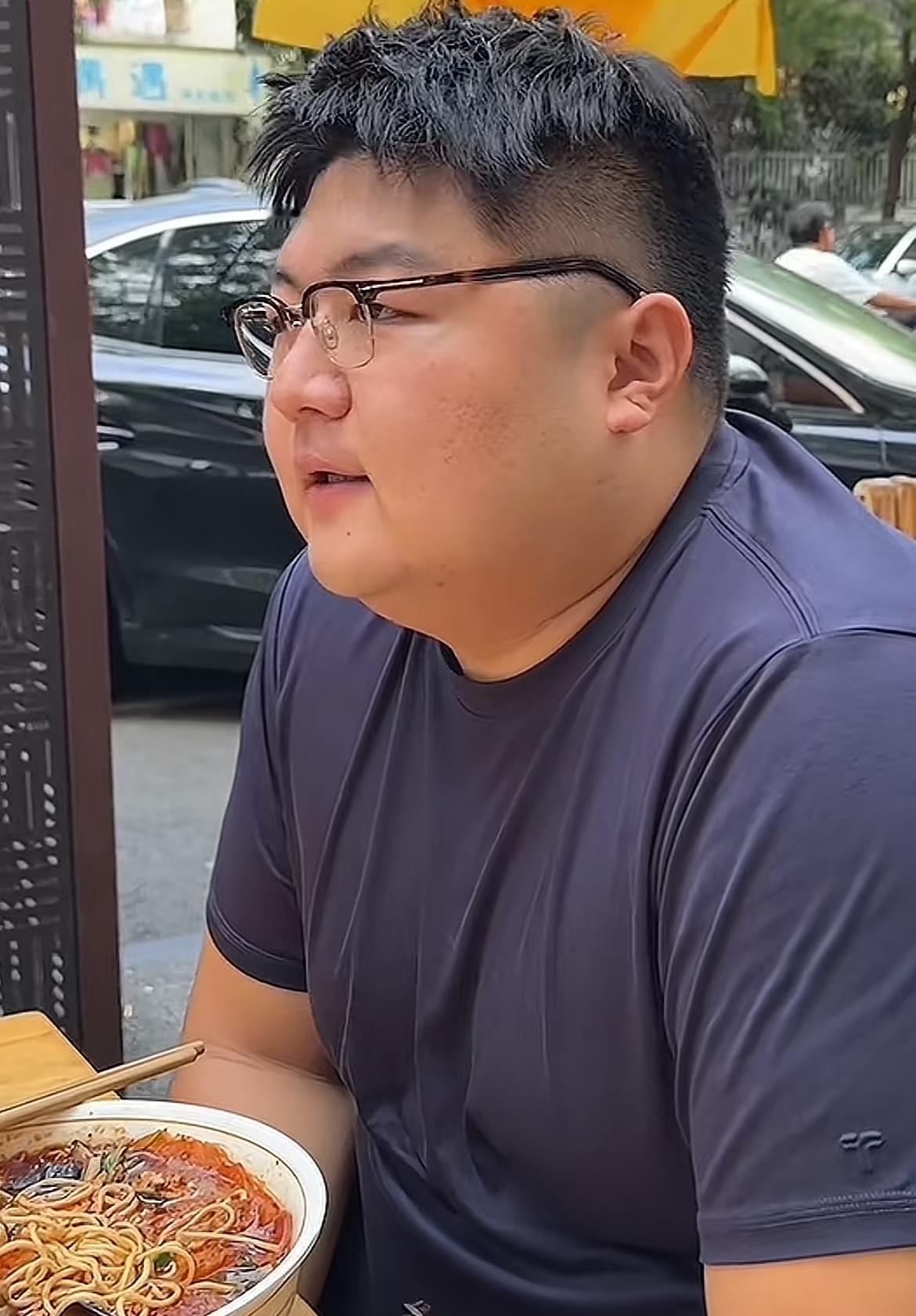 明眼人都能看出来，
网红“猴哥说车”的离婚理由，
一看就很体面很假，网红“猴哥说