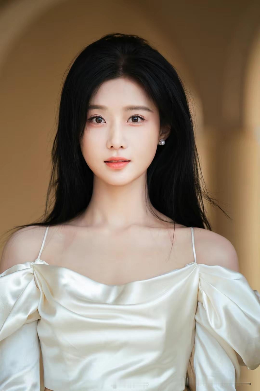 陈意涵身着一件白色缎面长袖吊带背心，搭配同色长裙，清新淡雅的妆容，宛如璀璨的星辰