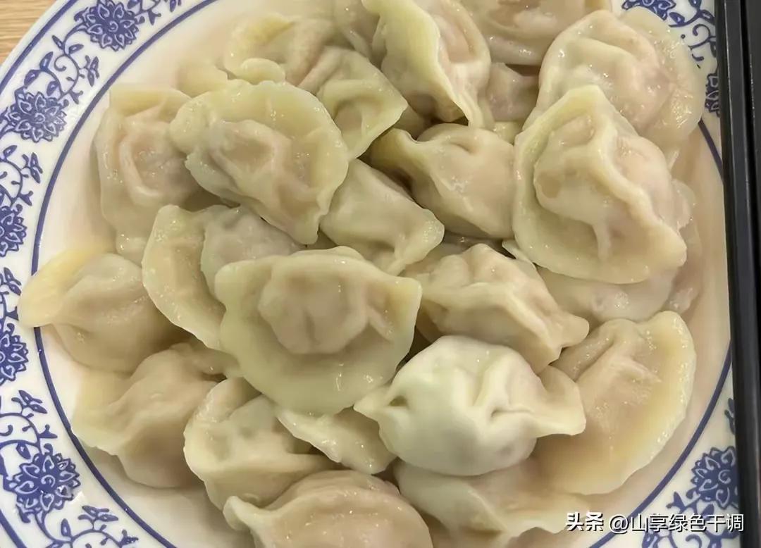 你知道饭店的饺子为啥好吃吗？

几年前在饭店打过工，饭店的老板娘和的饺子馅。她不