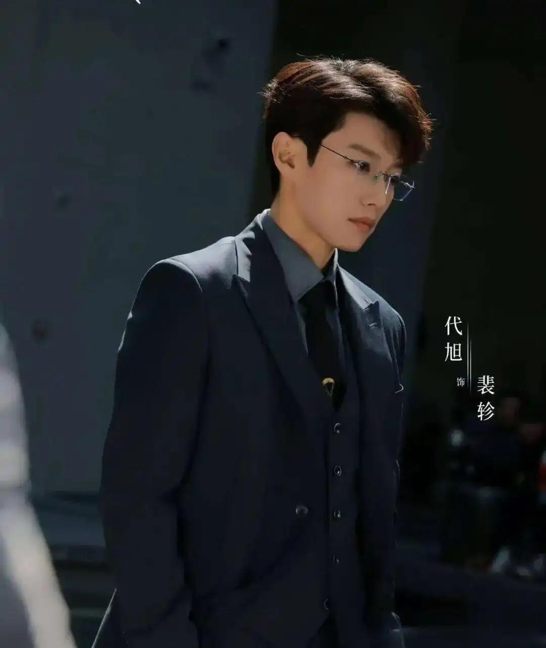 近日，电视剧《轧戏》持续热播，演员代旭饰演的裴轸一角圈粉无数。剧中，他仅凭摁电梯