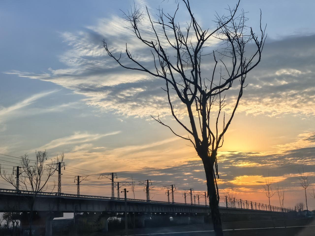 曾经遇到一位同事，他的心胸狭窄，如芝麻，事事处置斤斤计较，如针尖对麦芒，非得挣个