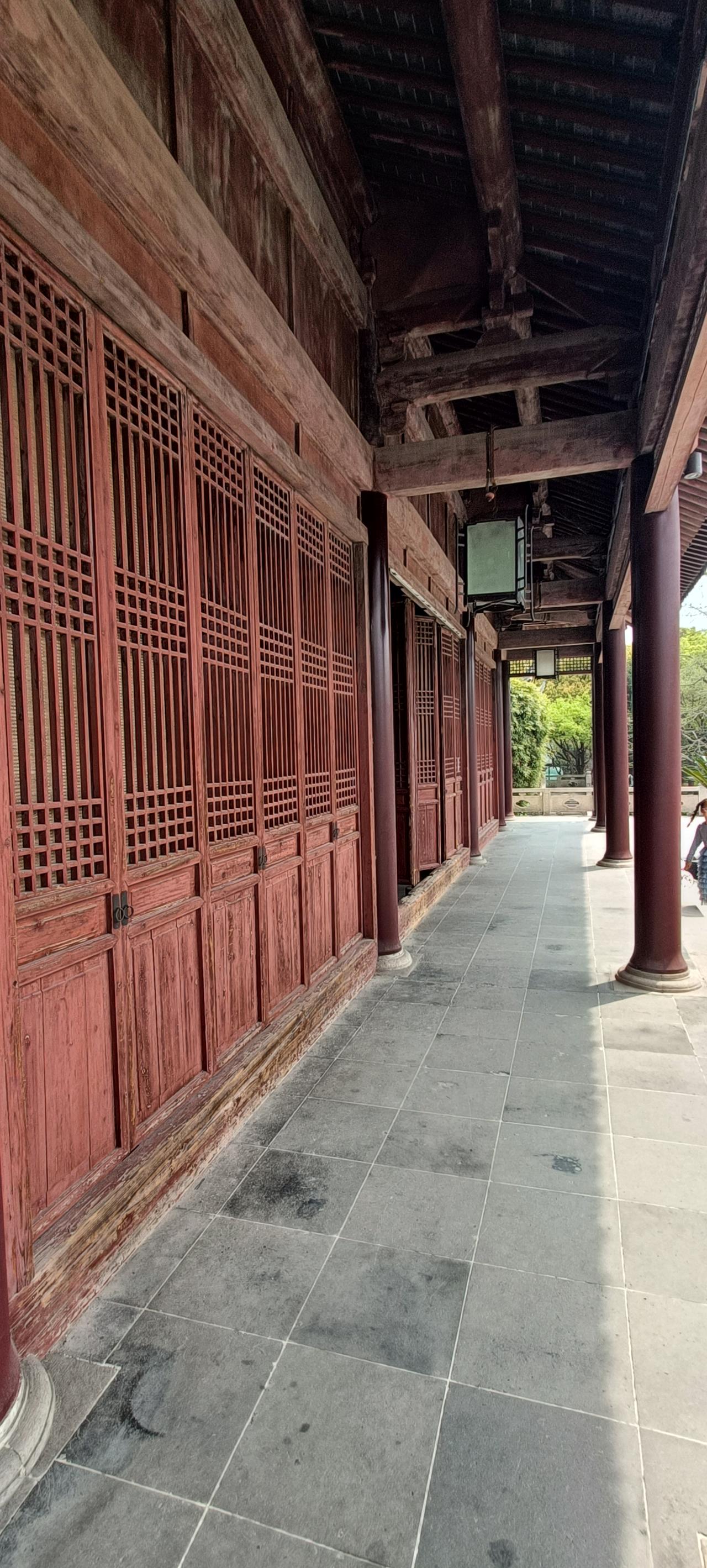 古色古香的廊道，感受传统建筑的韵味。
上联:木窗映绿意，
下联:长廊古风木。