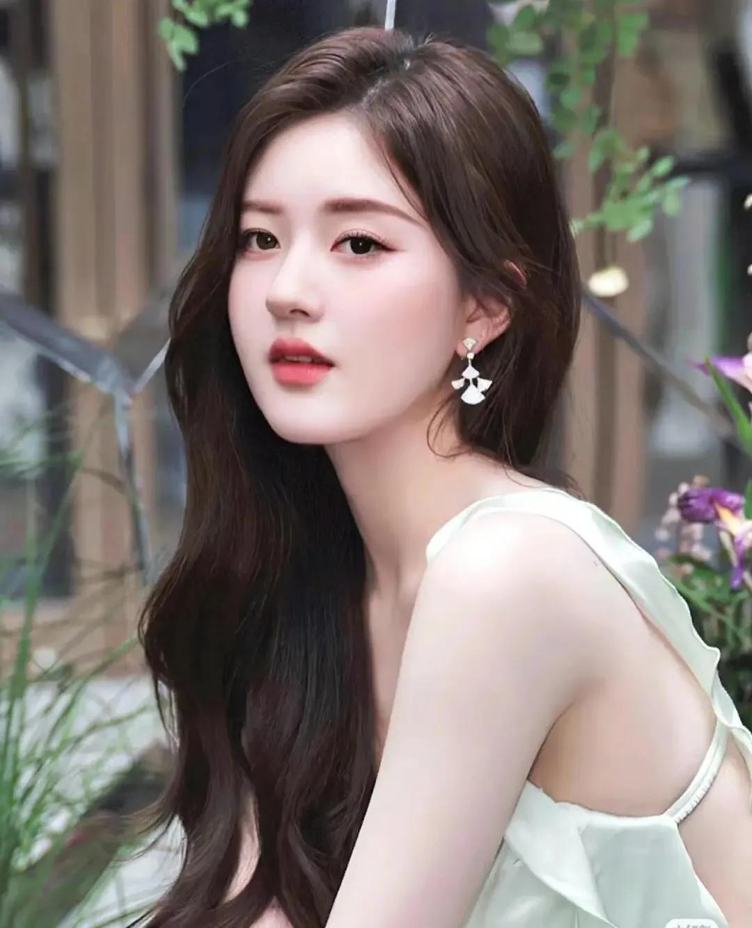 2025年8月2日，赵露思发布动态@银河酷娱传媒，引发了网友的广泛关注和猜测。