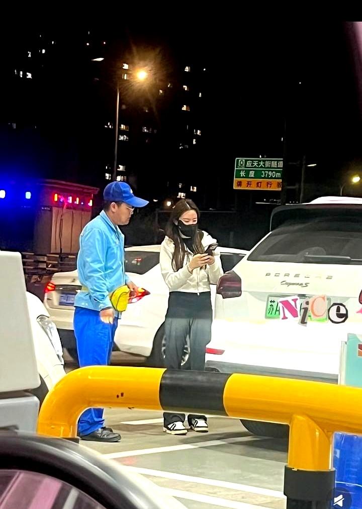 同样是加油，怎么人家保时捷车主看起来就跟闲庭信步似的？
你看她啊，一边慢悠悠地扫