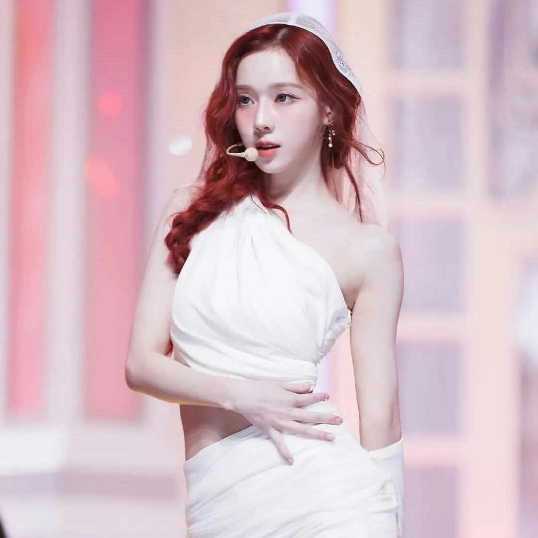 #女生头像[超话]#愿你熬过万丈孤独，藏下星辰大海 ​​​