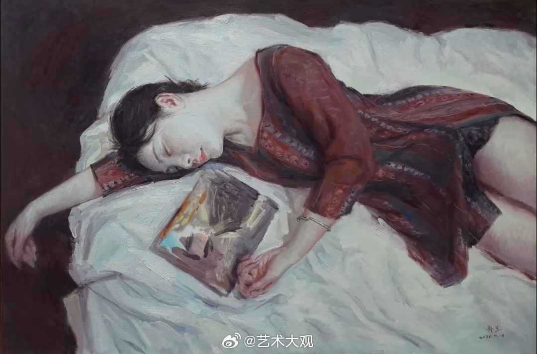 这幅画描绘了一位女性躺在床上，旁边放着一本打开的书。画面传达了一种宁静和沉思的氛