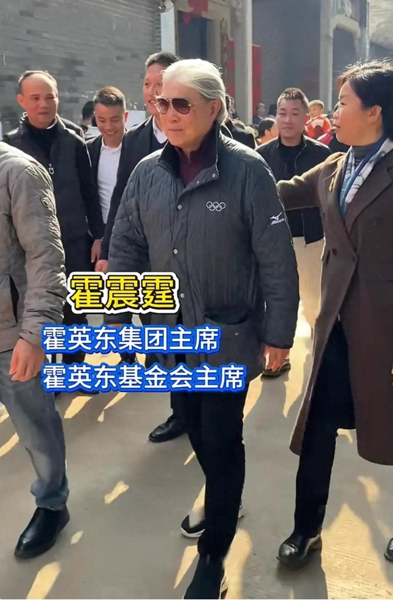 12月27日，霍震霆现身佛山三水，在霍氏祠堂祭拜祖先，引得周边村民围观拍照。
