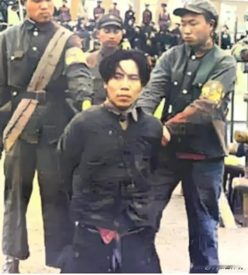 1951年1月，戴笠的儿子戴善武被五花大绑，跪在地上即将被执行死刑。被枪毙的时候