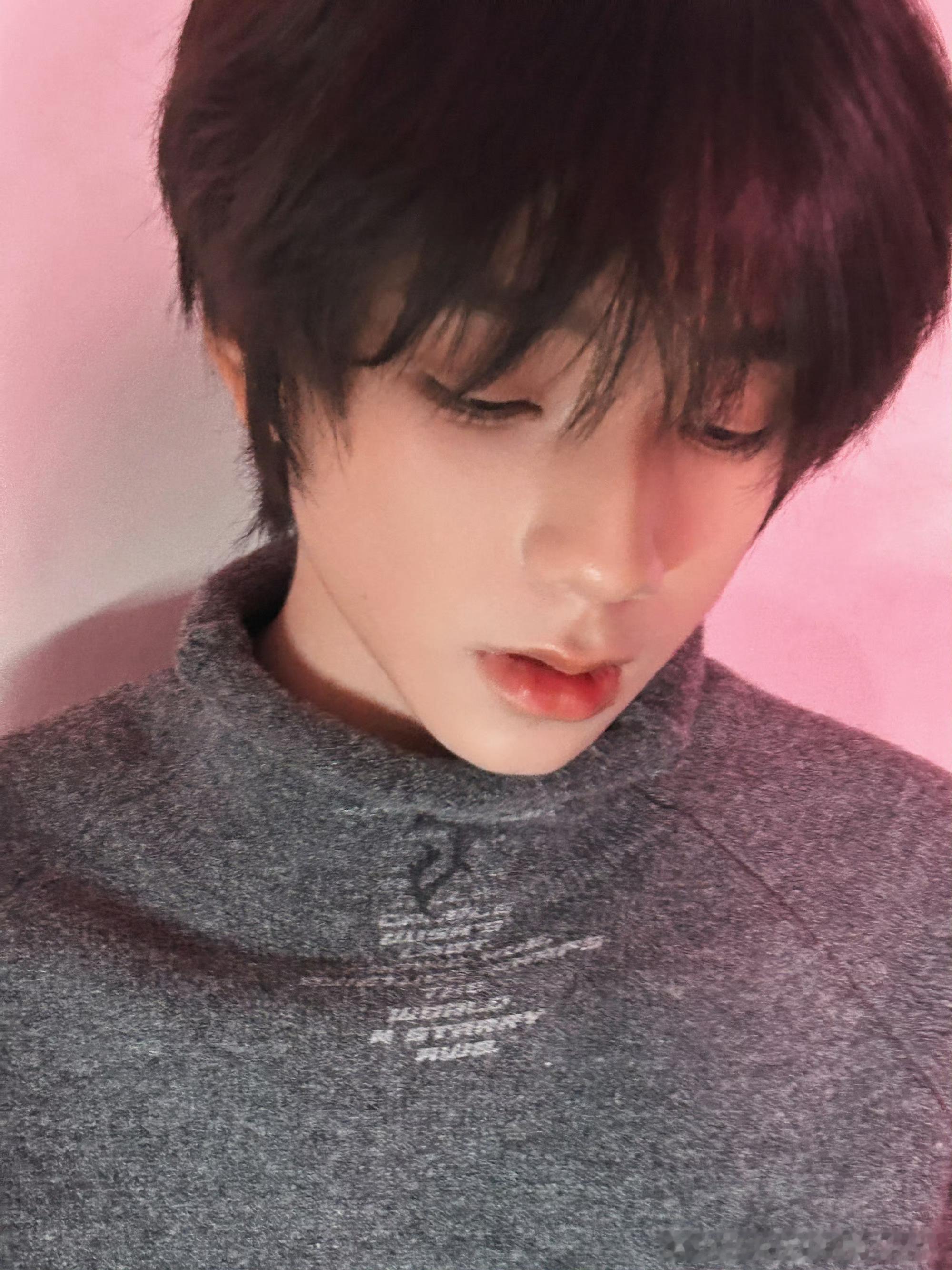 王橹杰六宫格自拍营业🤳 