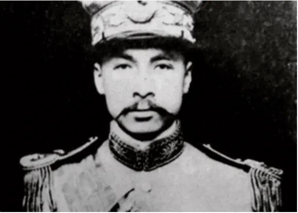 1918 年，贵州毕节的一声枪响，终结了滇军名将庾恩旸 34 岁的生命。这位曾与
