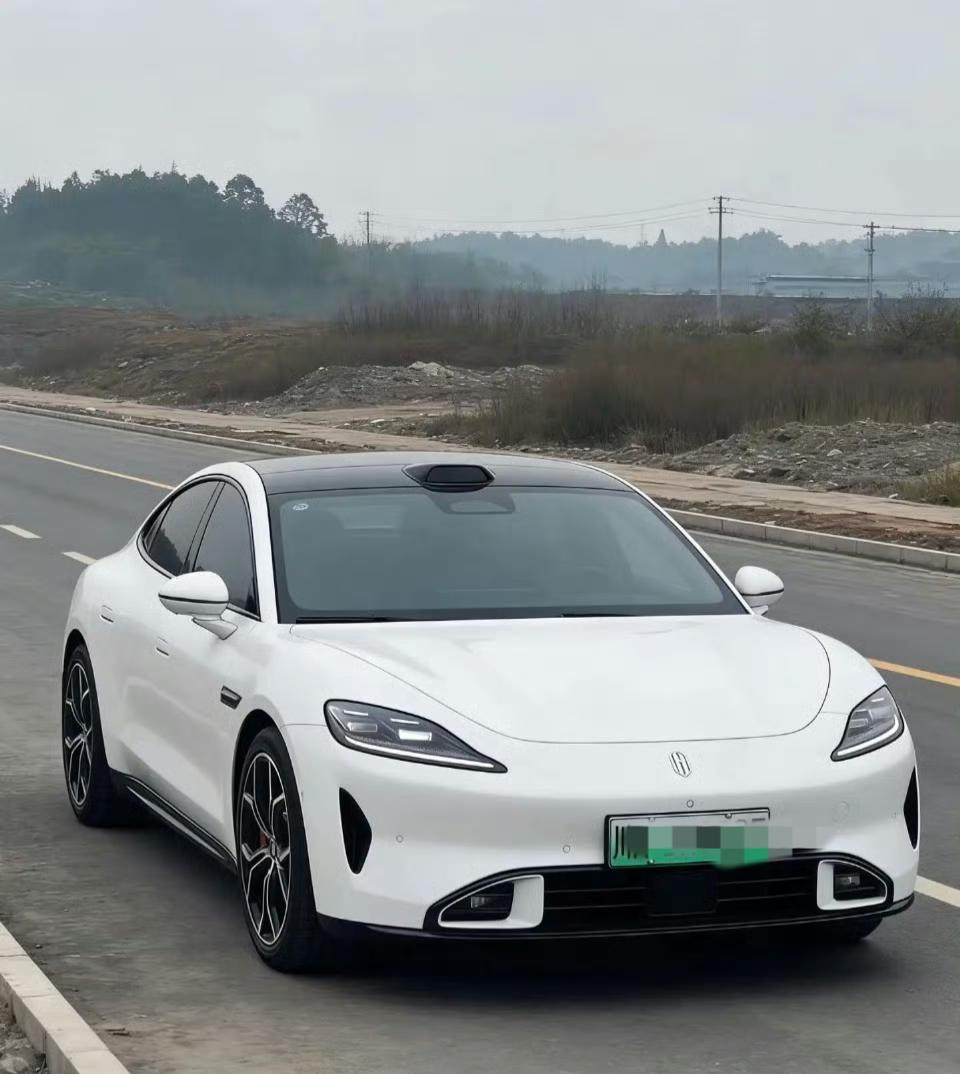 尚界轿跑，又是一款类似小米 yu7 的车型，亦或是所谓的“保时界”！
鸿蒙智行其