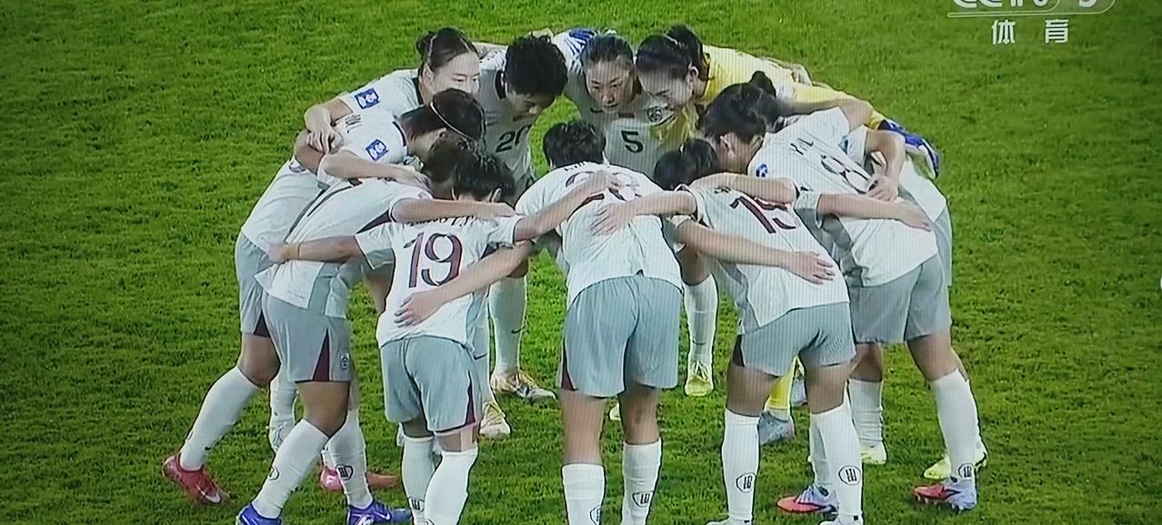 女足亚洲杯小组赛最后一场中国队对朝鲜队，谁胜将获得小组第一，避开澳大利亚队。
中