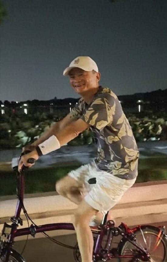 首富同款自行车，自从马云夜骑杭州西湖北山路被拍到，那款自行车的价格就开始被炒作了
