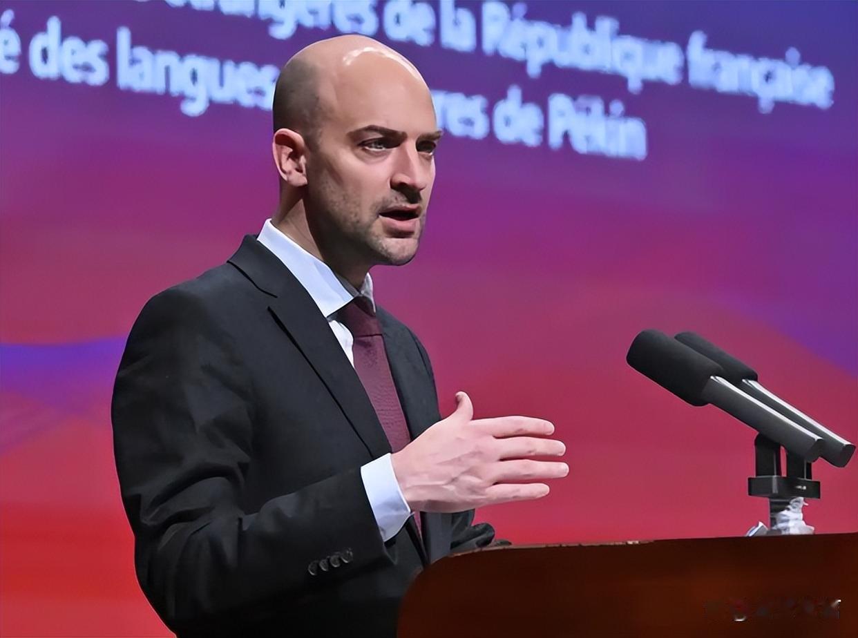 121日，据央视新闻客户端报道，昨天，法国外交部长巴罗（图1）称，格陵兰岛属于欧