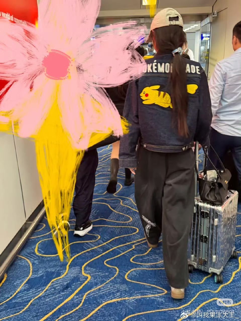 找空姐递纸条要angelababy签名angelababy在飞机票背面给粉丝签名