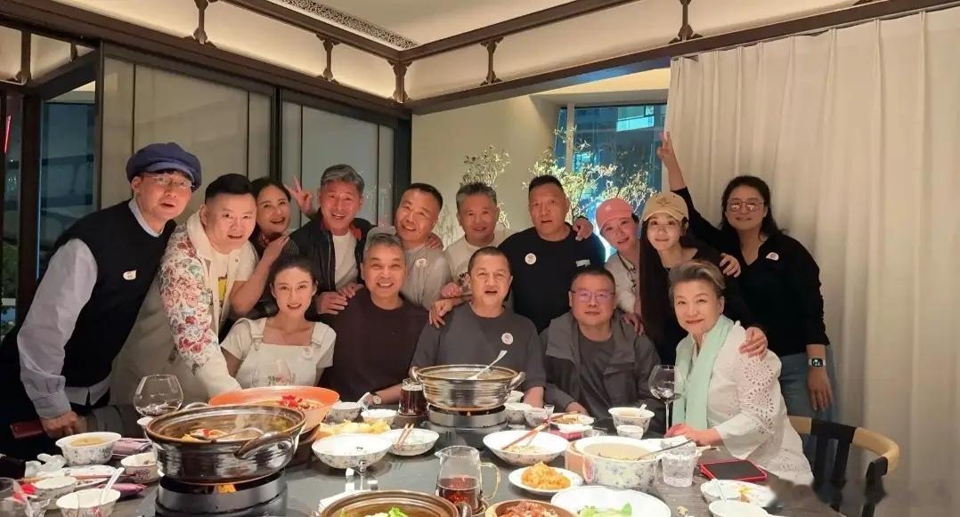 河南籍演员欢聚，李亚鹏岳云鹏刘震云也在，大合照海陆位居C位！ 