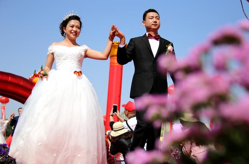 新人零彩礼结婚 政府上门送祝福 山东梁山这对新人零彩礼结婚太让人感动了！新郎家条