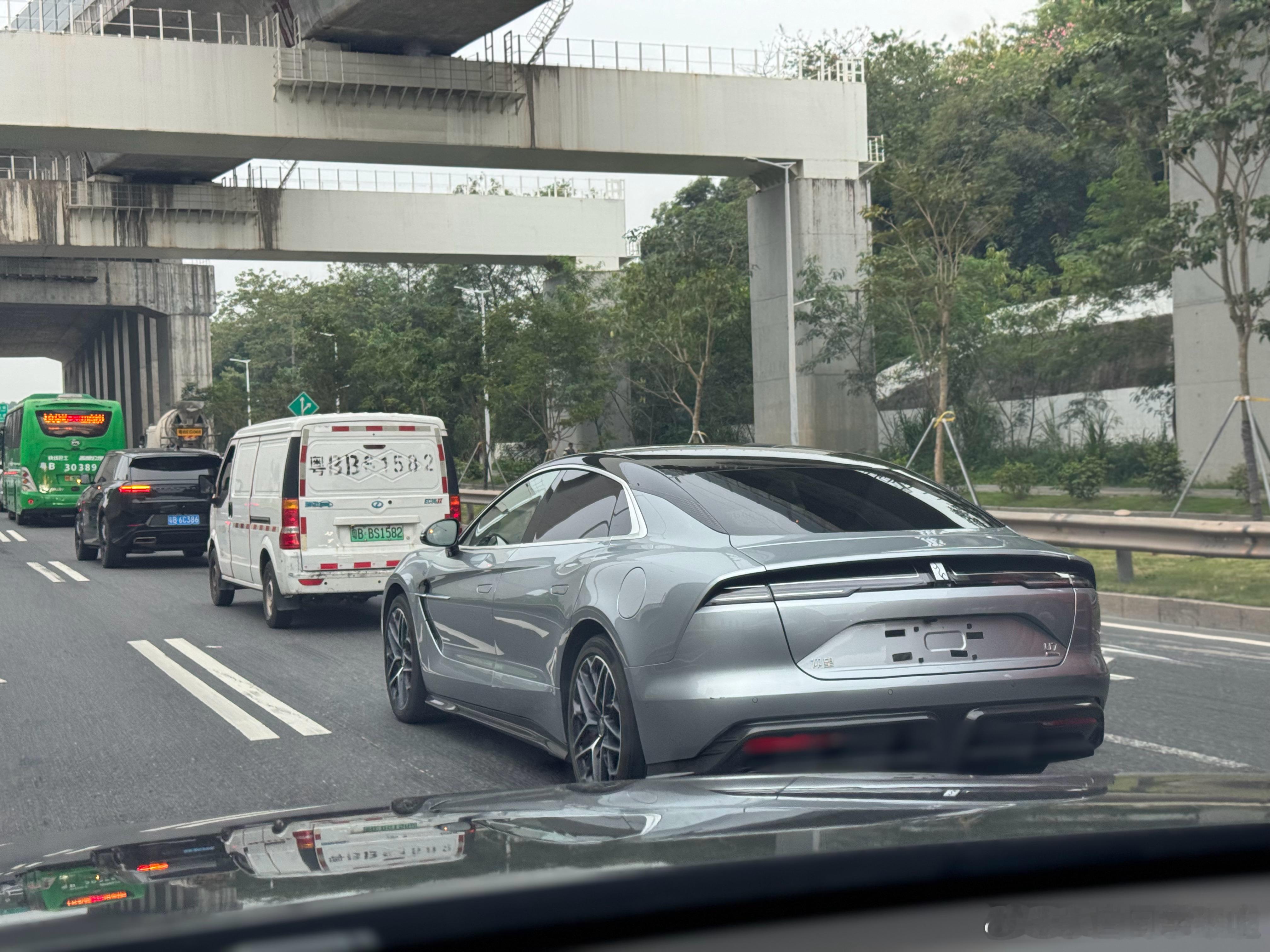 第一次在路上偶遇仰望 U7，辨识度是真的挺高的。新能源汽车大v聊车 ​​​