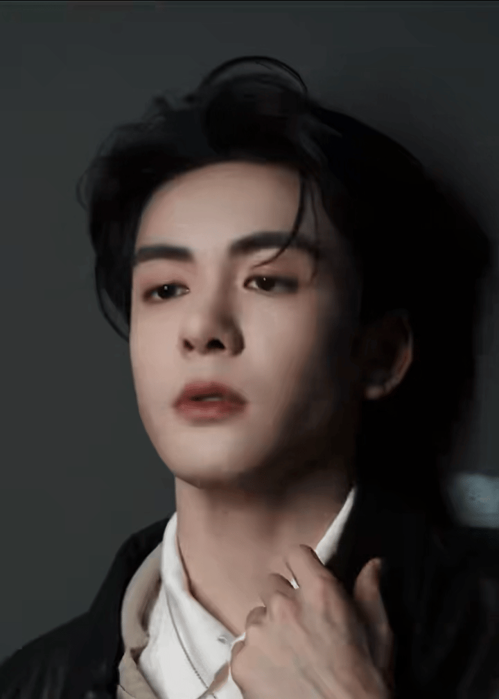 曾舜晞这个青筋大手小红唇 曾舜晞最蛊人的地方，就是他能把两种矛盾的特质融合得刚刚