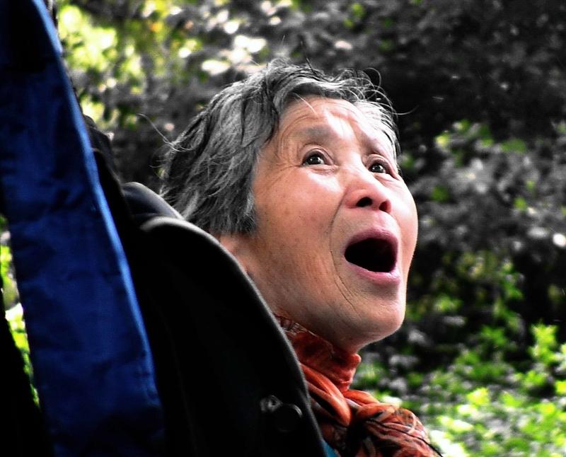 什么样的人活得潇洒呢？我觉得有这几类。
懂得“不强求”的人活得潇洒。生活并非事事