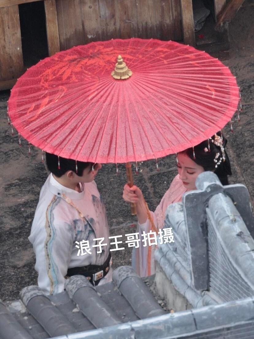 #迪丽热巴陈飞宇情侣装雨中撑伞路透#剧组你好会！又是情侣装 ​​​