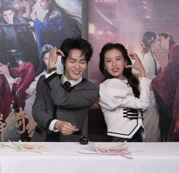 曾舜晞猴王比心曾舜晞谁教你这么比心的 救命！曾舜晞你是来搞笑的吗🤣 别人比心甜