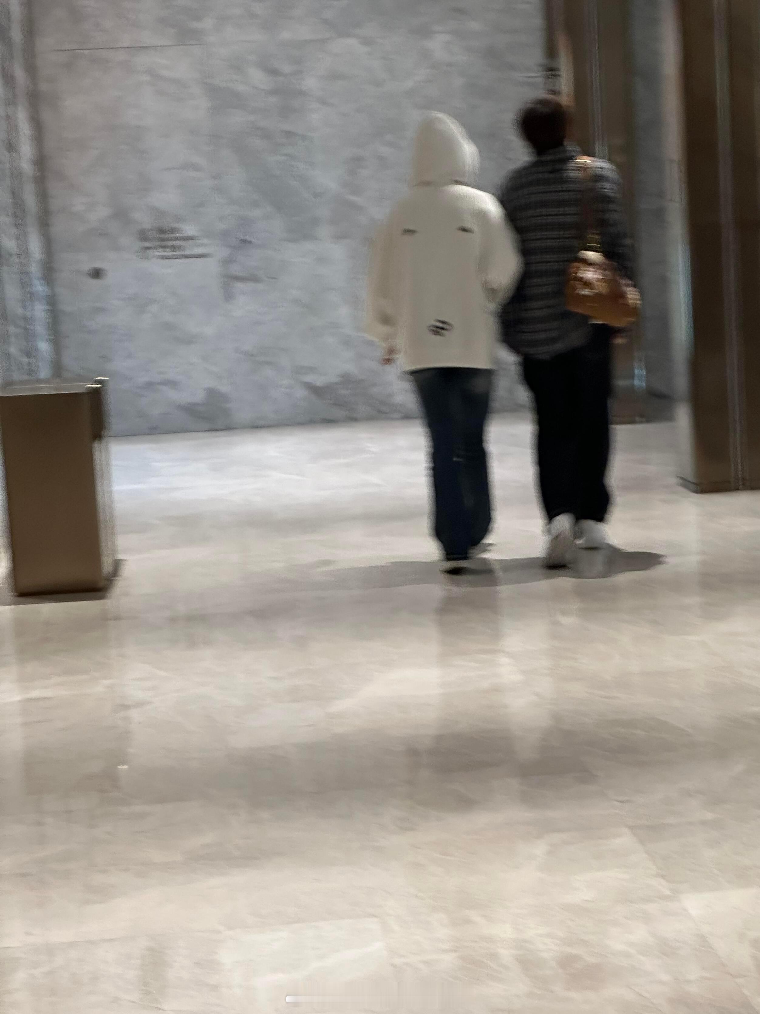 我的天网友偶遇胡祎阳张照愉挽手逛街胡祎阳张照愉挽手逛街