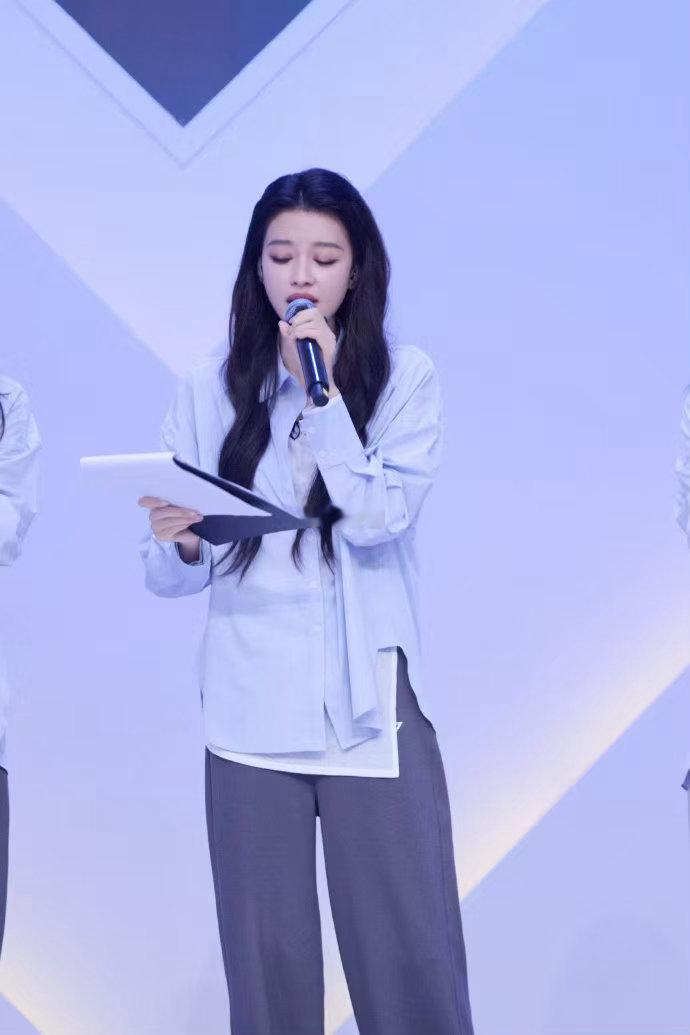 孙怡裤子穿反了 孙怡深陷帮唱排练节奏里，高强度反复抠动作练唱腔，太过专注以至于忽
