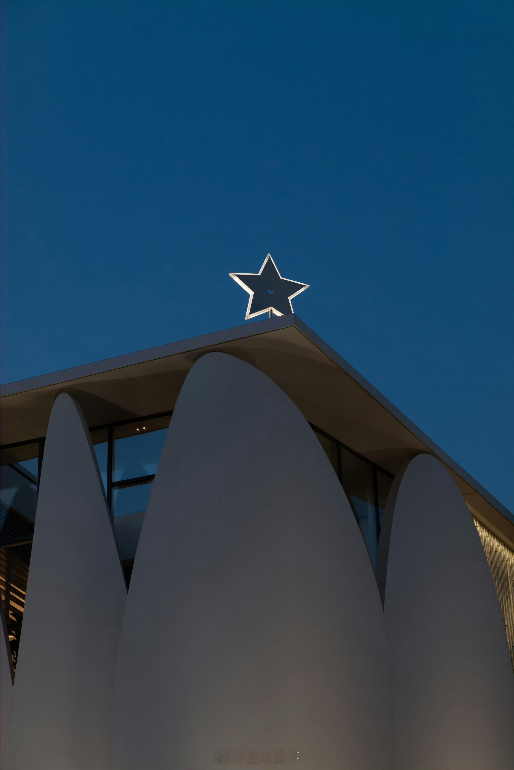 迪奥重视中国市场发展当花瓣建筑与古都底色相融，当东方山水灵感住进空间，这场跨越山