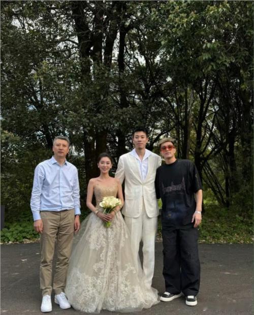 辽宁男篮球员张镇麟今天正式举行了婚礼仪式，由于辽宁队多名球员出征全运会，多数队友