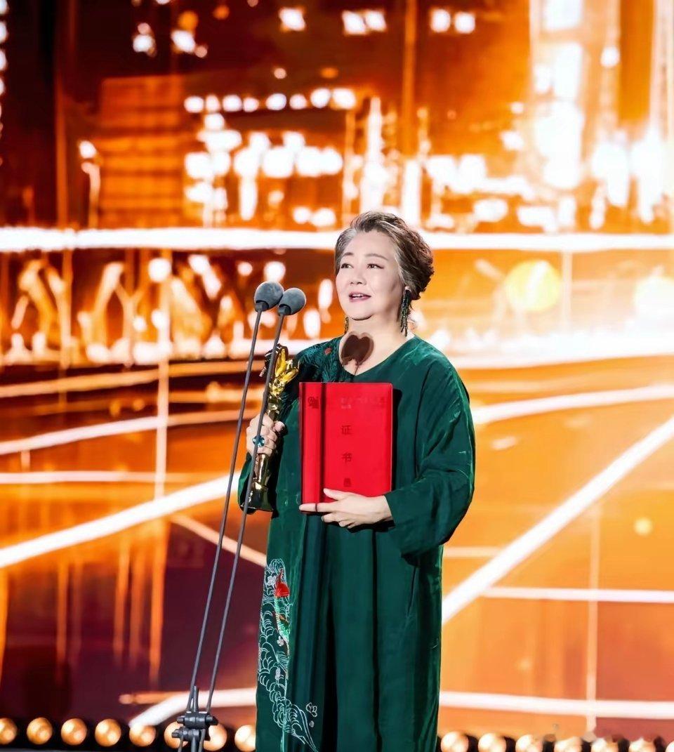 怪不得大家都说人不能半场开香槟本以为杨幂双提名女配角，是很大概率拿奖的，没想到萨