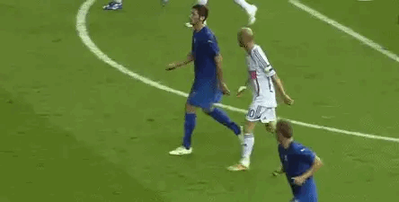 意大利连续三届无缘世界杯

2006世界杯决赛中马特拉齐这张碎嘴，帮助意大利队赢