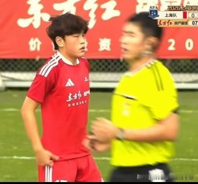 老二吕梦洋射入点球，上海队1：0领先河床队。
难怪董路如此看中老二，老二在场上厉