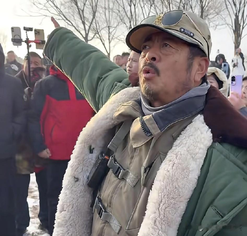 蒋晓亮同志带的骆驼队预计明天将会抵达咱洛阳，他说了要把骆驼收拾干净，然后再进入洛