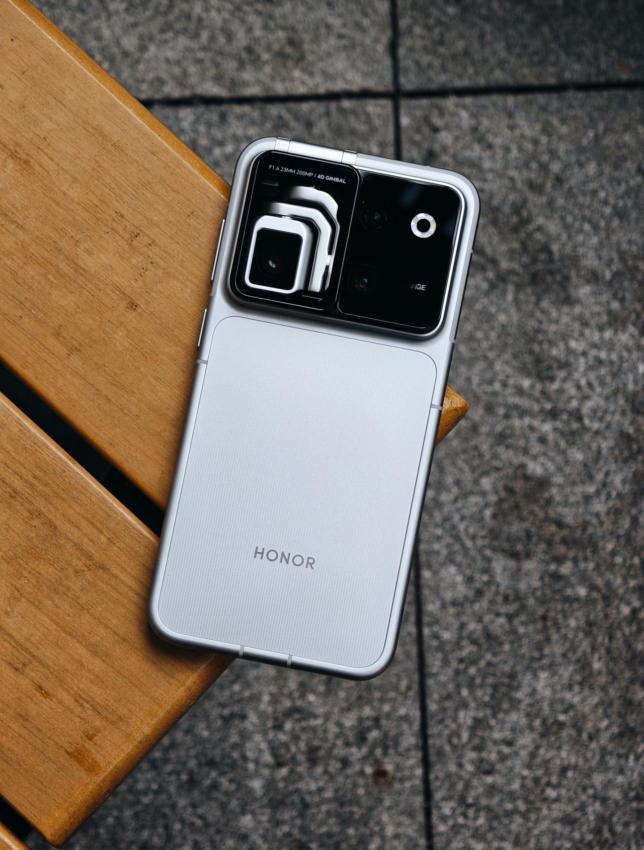 坦白讲，荣耀robot phone确实是一台挺有创新的产品，独立的云台设计，阿莱