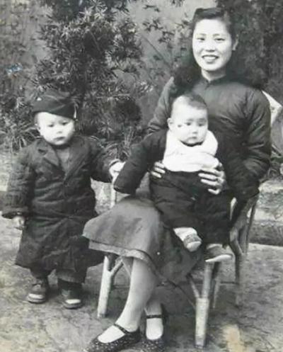 1919年，章士钊纳青楼女子奚翠贞为二夫人，俩人同居5年后，原配妻子愤怒地找他索