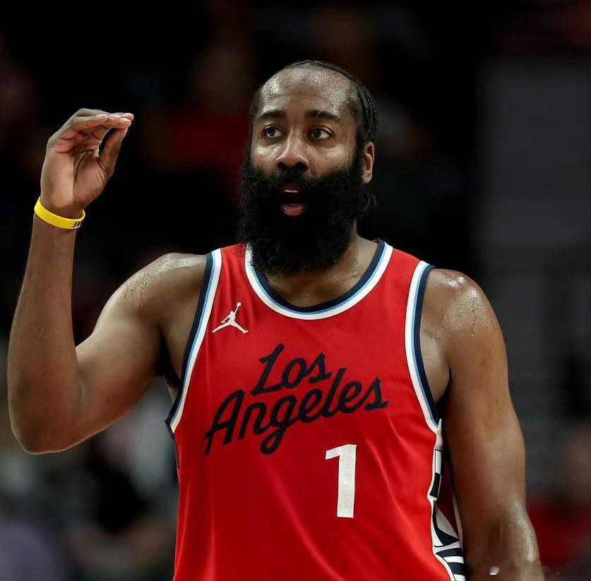 哈登将离开快船交易截止日前的大鱼又多了一条。哈登和快船目前正在一同努力为哈登寻找