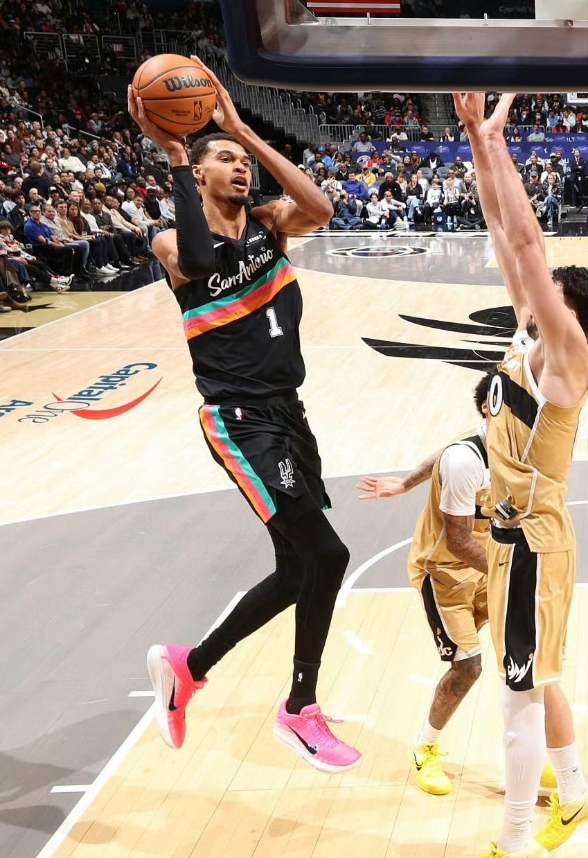 马刺明天将主场迎战雷霆，文班亚马（左小腿伤病管理）被列为出战成疑状态。超话创作官