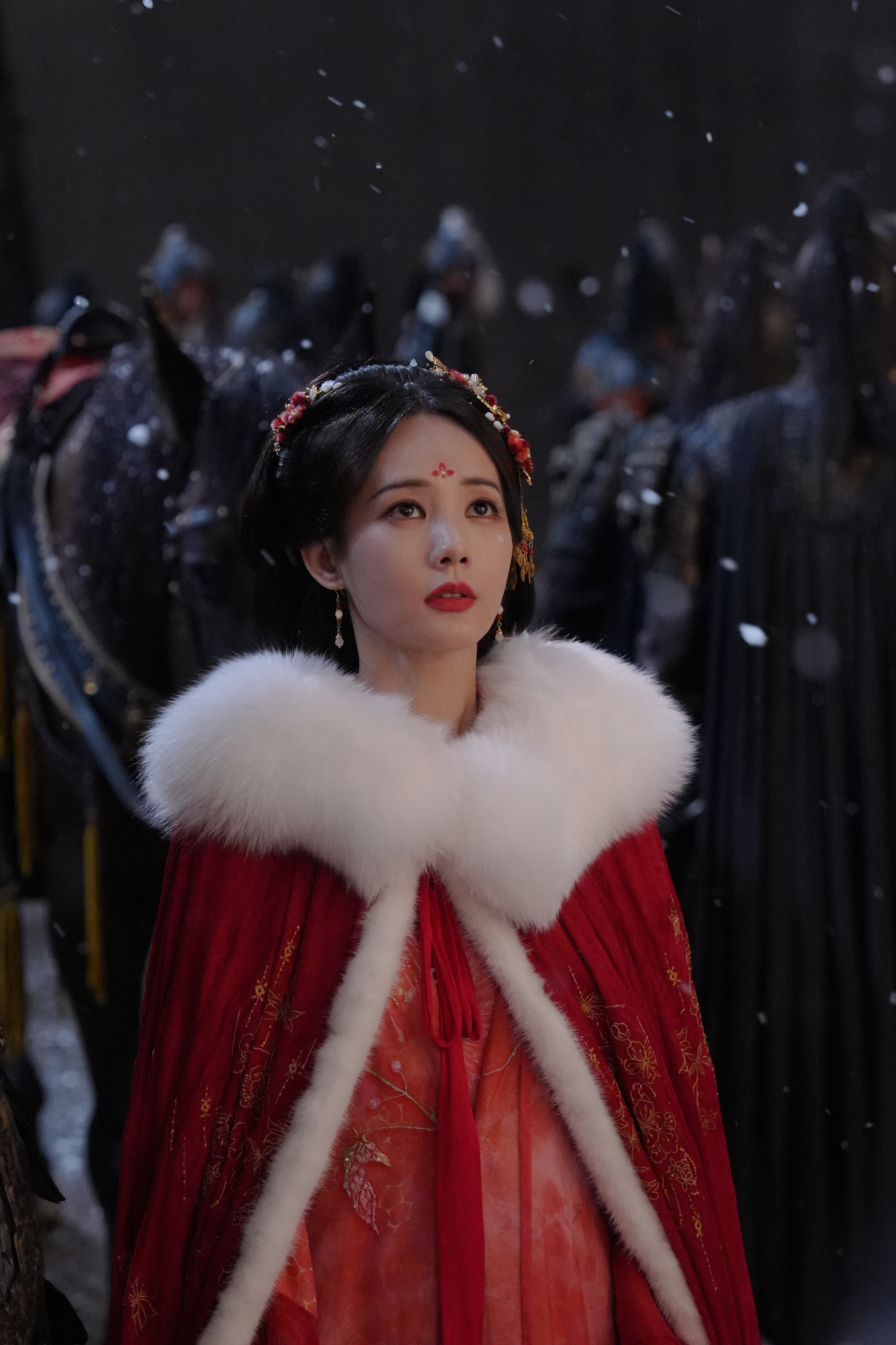 李一桐 《书卷一梦》宋一梦剧照-红衣+斗篷 下雪 ​​​