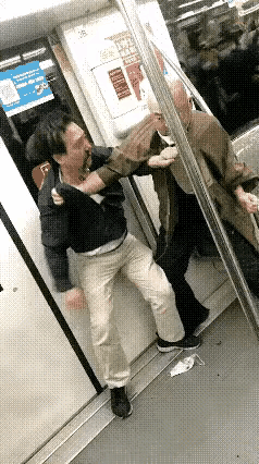 地铁上偶遇一名貌似传武大师，“闪电五连鞭”创始人马保国与一名和尚发生了争执。两人