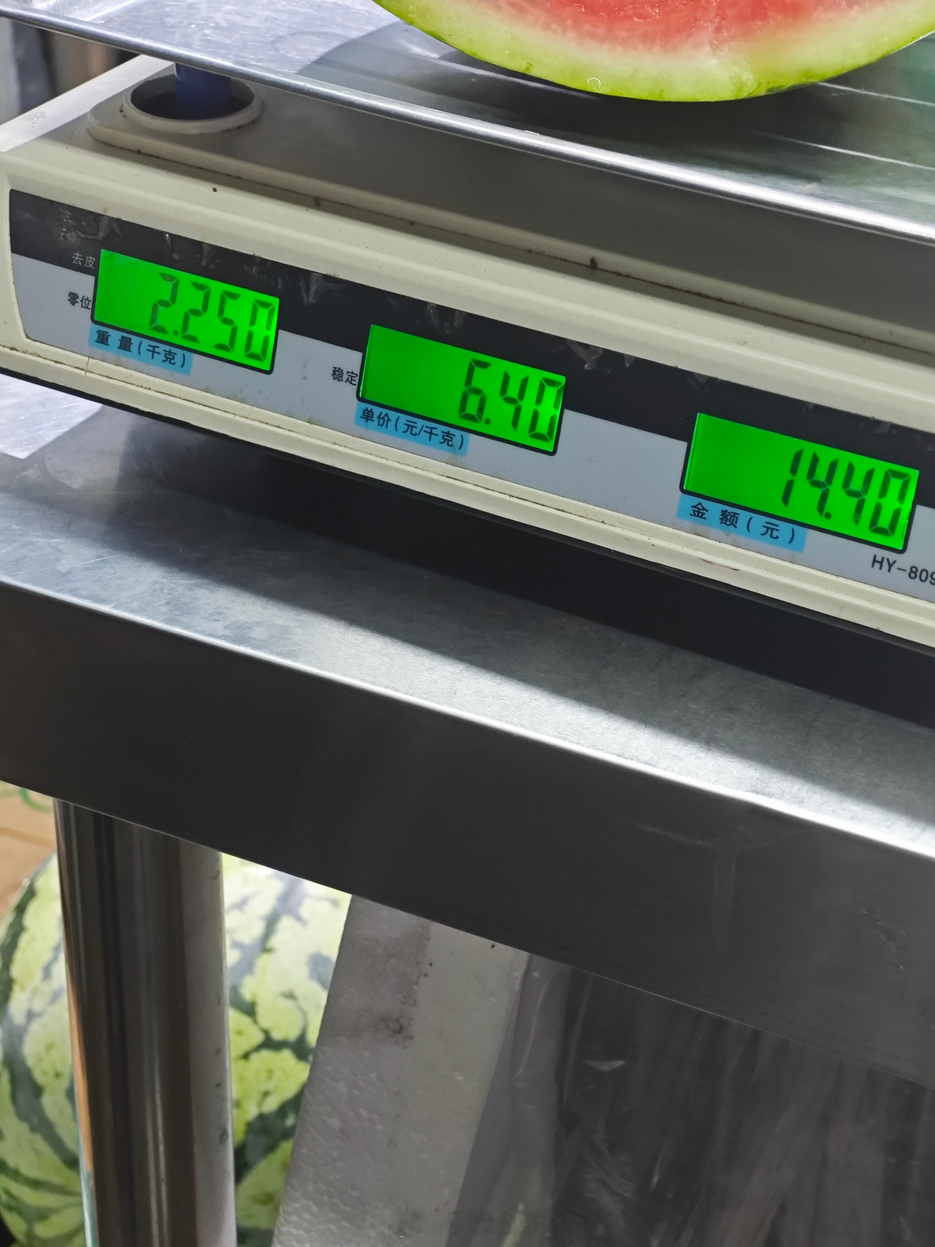 西瓜刺客北京市场上现在的西瓜价格3.2/500g(上个月还是3块)，你们那儿的西