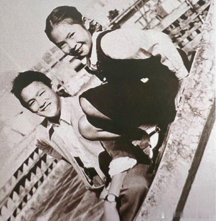 儿时的萧芳芳与李小龙  萧芳芳原名萧亮，1947 年 3 月 13 日...