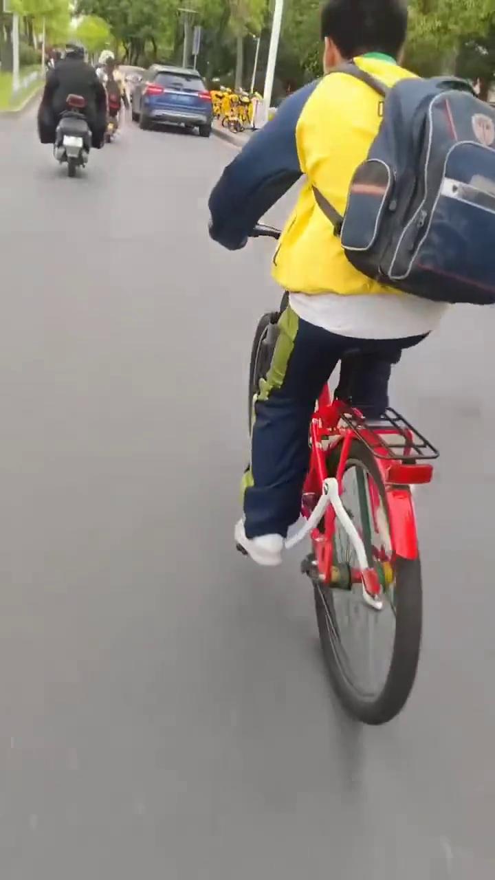 真是不可思议。
现在的自行车真是太高级了，直接把链条和脚蹬子取缔了。看人家骑简直